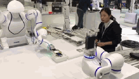 雙臂協(xié)作機器人、柔性機器人與工作人員 組成的新型機器人工作站