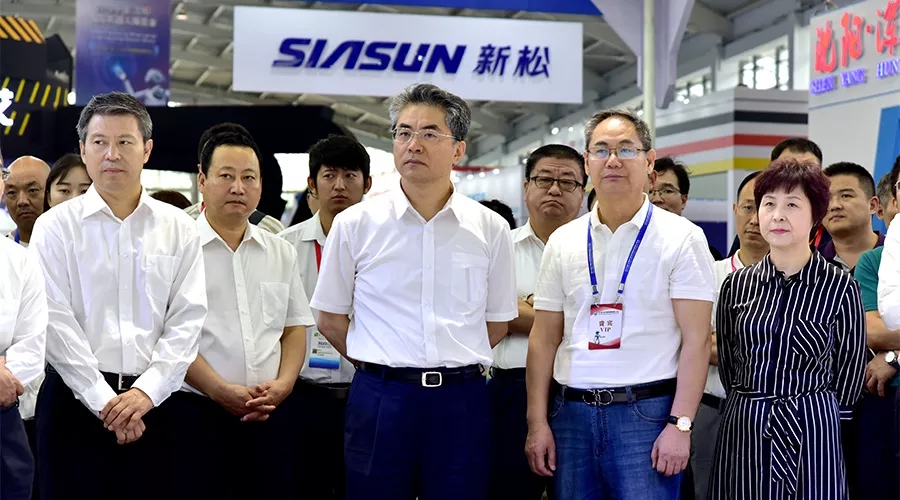 遼寧省委宣傳部部長(zhǎng)張福海，沈陽(yáng)市委宣傳部部長(zhǎng)馮守權(quán) 蒞臨新松展位參觀(guān)指導(dǎo)