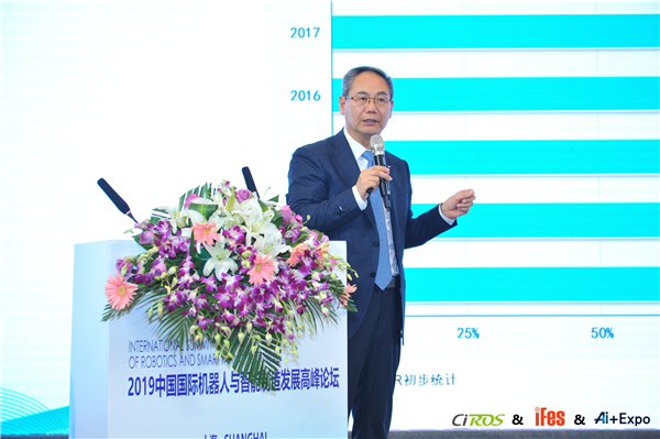 中國機器人產(chǎn)業(yè)聯(lián)盟理事長、新松公司總裁曲道奎博士發(fā)表《中國機器人最新統(tǒng)計數(shù)據(jù)發(fā)布及分析》的權威報告1.jpg