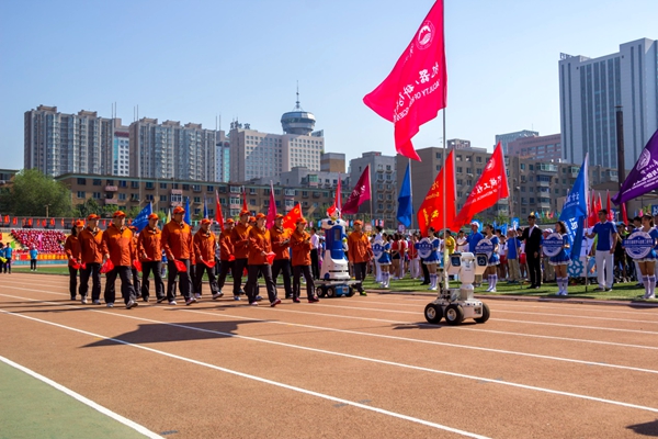 新松“松果”機器人參加?xùn)|北大學(xué)第五十六屆體育運動會