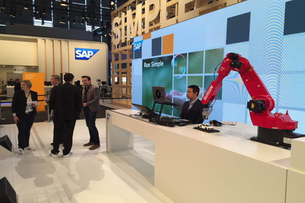 新松機(jī)器人公司與德國SAP公司聯(lián)合參展CeBIT 2015，獲中德副總理高度評價