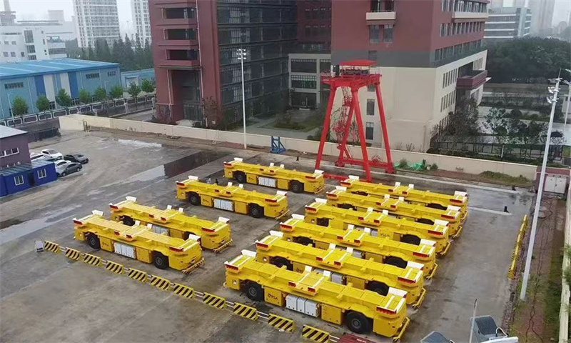指尖新聞——【走進“國際沈”】連創(chuàng)里程碑！新松港口移動機器人海外累計交付超100臺，全球首臺空集裝箱堆碼機器人正式發(fā)布